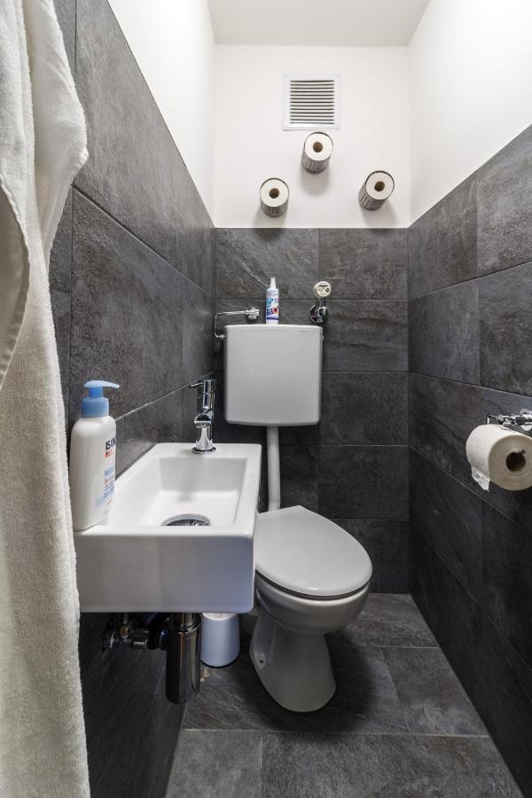 Roof Rooms คาร์ลสรูเฮอ ภายนอก รูปภาพ